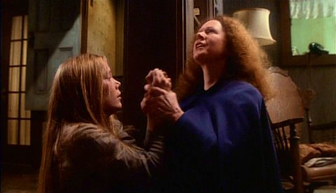 Carrie (Sissy Spacek) and her mother Margaret (Piper Laurie) pray